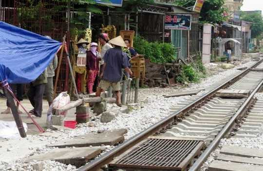 Mải nói chuyện sát đường ray, 2 người bị tàu tông chết thảm