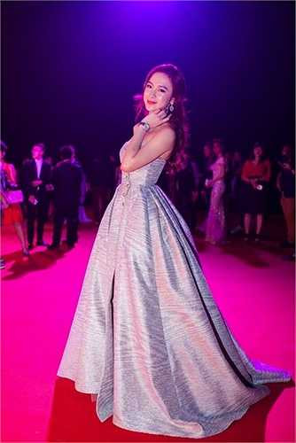 Tại 'Đêm hội chân dài 9' được tổ chức tối qua, Angela Phương Trinh khiến không ít khán giả bất ngờ vì vẻ đẹp thanh tú cùng gu thời trang kín đáo. Đây dường như là một cách lấy lại hình ảnh trong mắt khán giả của Angela.