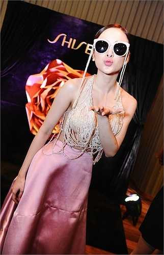 Bởi lẽ trước đó, cô liên tục khiến dư luận 'dậy sóng' vì cách ăn mặc chẳng giống ai.