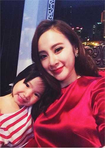 Người đẹp thường xuyên diện những trang phục ‘kín cổng cao tường’ . 