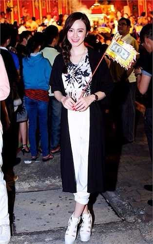 Tuy nhiên, khoảng thời gian này người đẹp lại vô cùng ý tứ và ăn mặc vừa sành điệu, vừa kín kẽ, khiến không ai chê trách được gì. Tông trang điểm của cô cũng nhẹ nhàng và hợp với tuổi hơn. 