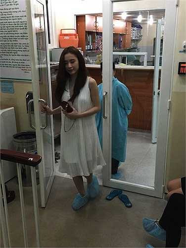 Không chỉ tặng tiền, Angela còn đến thăm Duy Nhân hồi đầu tháng 5/2015.