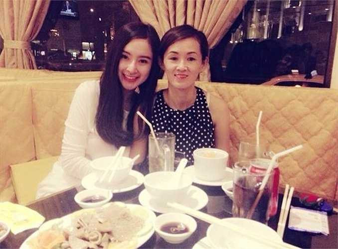 Cô cũng liên tục tung ra những hình ảnh chăm sóc đầy đủ cho bố mẹ để lấy lại hình ảnh, nhưng không biết những hình ảnh kín đáo, ngoan hiền này của Angela sẽ kéo dài bao lâu? 