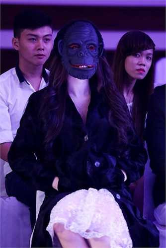 Cô cũng gây 'sốc' khi đeo mặt nạ ở hàng ghế khán giả.