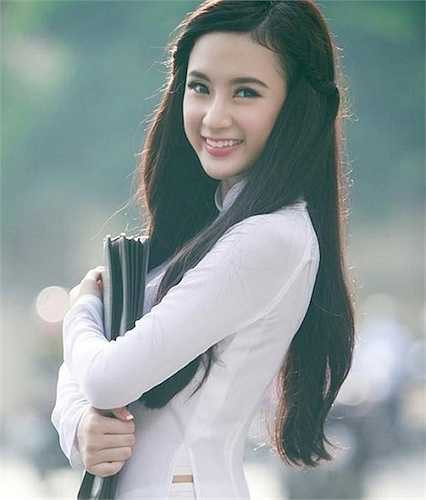 ... cô cũng tung ra những bộ ảnh mặc áo dài trắng tinh khôi cắp sách tới trường.