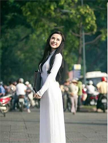 Nhiều người từng đặt câu hỏi, không biết sau án phạt 5 triệu vì ăn mặc hở hang, Angela Phương Trinh ngoan hay đây chỉ là những bước đi tạm thời nhằm xoa dịu dư luận. 