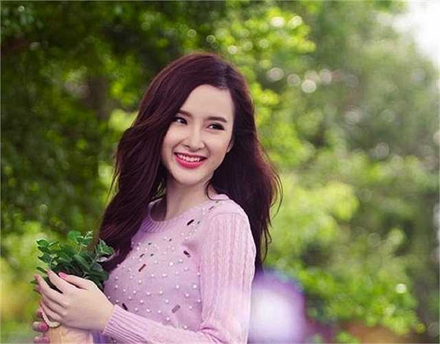 Vẻ đẹp mong manh, rạng ngời của Angela với những trang phục kín đáo.