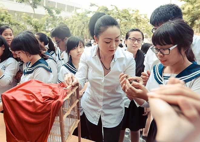 Cô giáo trao tận tay từng học sinh những chú chim bé nhỏ. 