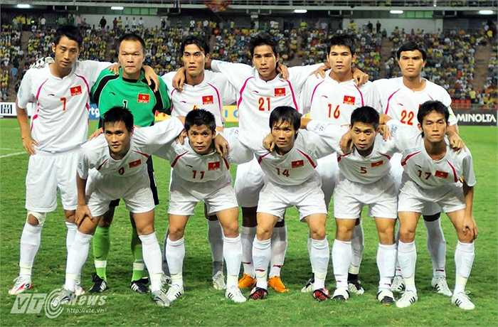 Đây là đội hình xuất phát của tuyển Việt Nam trong trận chung kết lượt đi AFF Cup 2008 trên sân Rajamangla của Thái Lan. (Ảnh: Quang Minh)
