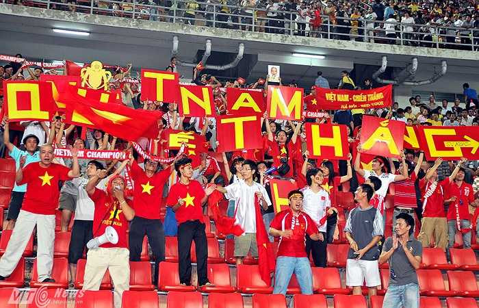 Còn đây là số ít CĐV Việt Nam sang Thái Lan cổ vũ cho đội tuyển Việt Nam ngày hôm đó. (Ảnh: Quang Minh)