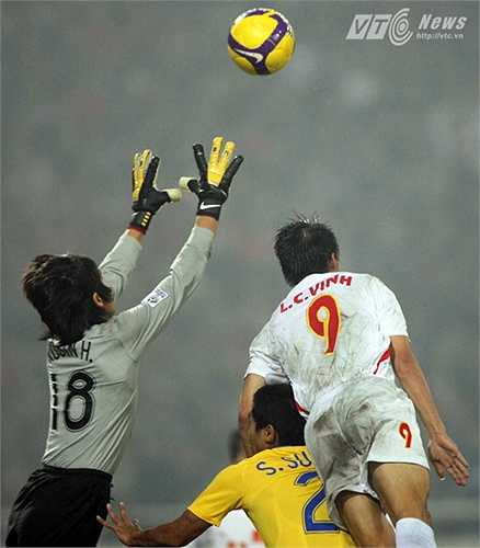 Và đến phút 90, tưởng như trận chung kết AFF Cup 2008 phải bước vào những hiệp phụ thì Công Vinh đã có pha đánh đầu ngược mang về bàn thắng quân bình 1-1 cho Việt Nam. (Ảnh: Quang Minh)