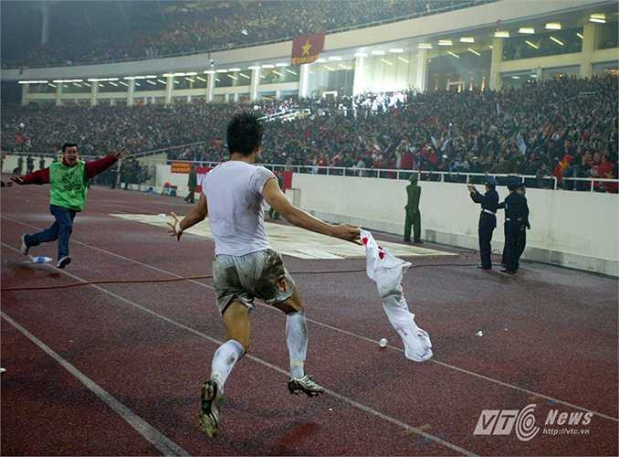 Bởi vậy, bàn thắng của Công Vinh quý hơn vàng khi nó giúp tuyển Việt Nam giành chức vô địch AFF Cup năm đó. (Ảnh: Quang Minh)