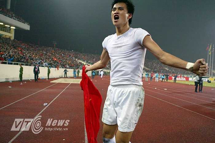 Công Vinh đi vào lịch sử bóng đá nước nhà. (Ảnh: Quang Minh)