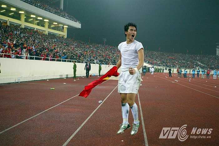 Khoảnh khắc xuất thần của Công Vinh ở Mỹ Đình tối 28/12/2008 sẽ còn đọng mãi trong lòng người hâm mộ bóng đá Việt Nam. (Ảnh: Quang Minh)