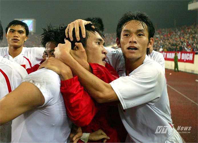 Vũ Phong ăn mừng cùng Công Vinh. (Ảnh: Quang Minh)