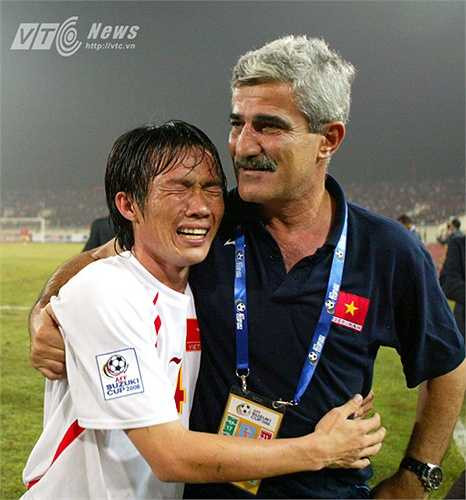 Tấn Tài không cầm được nước mắt hạnh phúc bên HLV Calisto. (Ảnh: Quang Minh)