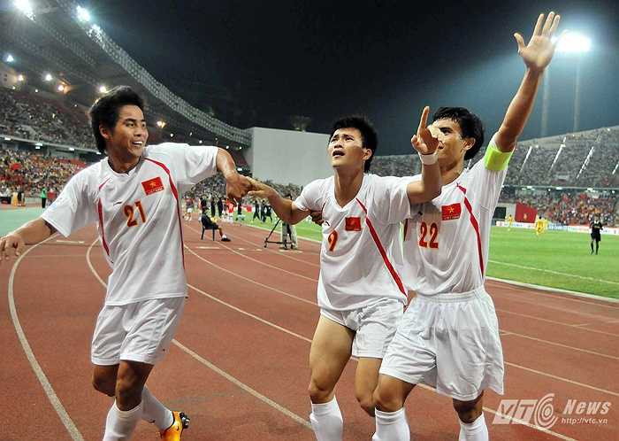 Công Vinh vỡ òa như muốn khóc bởi đó là bàn thắng đầu tiên của Công Vinh ở AFF Cup 2008 và là bàn thắng giúp tuyển Việt Nam thắng 2-1 Thái Lan hôm đó. (Ảnh: Quang Minh)