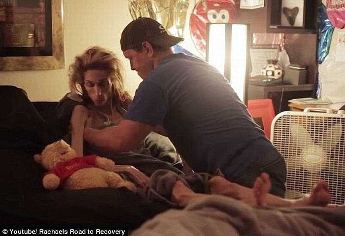 May mắn, bên cạnh Rachael luôn người chồng Ron Edmondson. Từ khi Rachael bị bệnh, Ron đã nghỉ làm và dành toàn bộ thời gian chăm sóc vợ và không rời cô nửa bước.