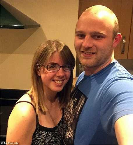 Cũng nhờ tình yêu và sự động viên của người yêu, Emma đã không để ý đến những ánh mắt tò mò của người xung quanh để diện quần short, áo hai dây, kể cả bikini.