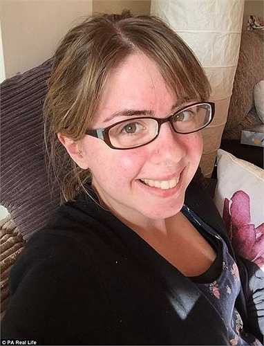 Emma rất hạnh phúc vì người bạn trai luôn bên cạnh: ‘Bây giờ, tôi cảm thấy tuyệt vời về bản thân mình. Tôi mặc bikini trên bãi biển và không quan tâm người khác nghĩ gì’.