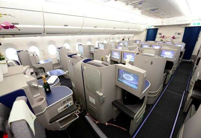 ghế hạng thương gia được thiết kế trên khoang theo hình xương cá, có độ ngả phẳng 180 độ