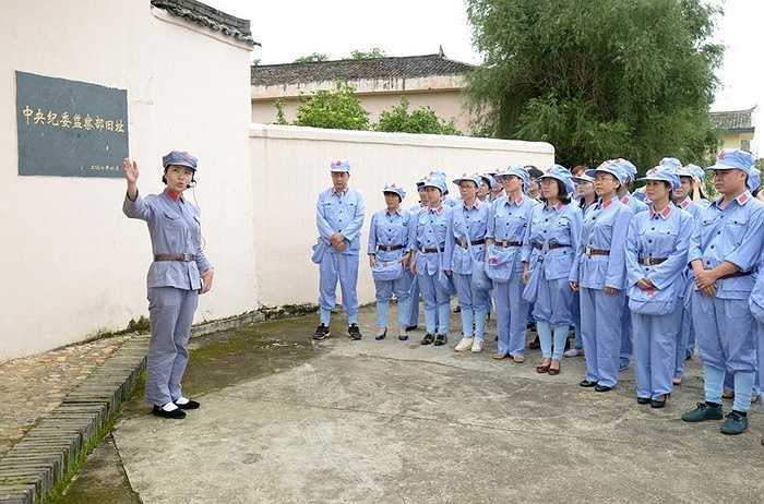 Trung Quốc cho vợ các lãnh đạo cấp thấp mặc đồ Hồng vệ binh thời cách mạng văn hóa, đến thăm khu di tích cách mạng Thụy Kim ở tỉnh Giang Tây