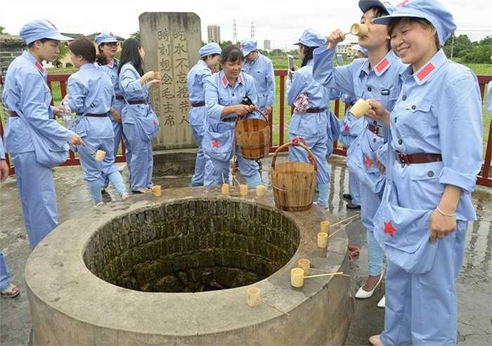 Hoàn Cầu thời báo nói vợ các quan chức cần phải được giáo dục để hiểu về vai trò của mình trong việc ngăn chồng tham nhũng