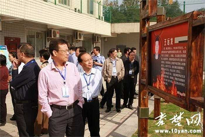 Các quan chức cũng và vợ cũng được vào tận trại giam ở Giang Tây để nghe những 'quan tham' nói về sự trả giá sau khi bị bắt, giam cầm