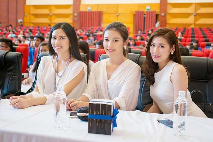 Hoa hậu Ngọc Hân, Á Hậu Tú Anh, Hoàng Anh, Huyền My... tham gia trao tặng ‘Những cuốn sách đổi đời’ cho sinh viên Hà Nội tại Học viện Thanh Thiếu niên Việt Nam.