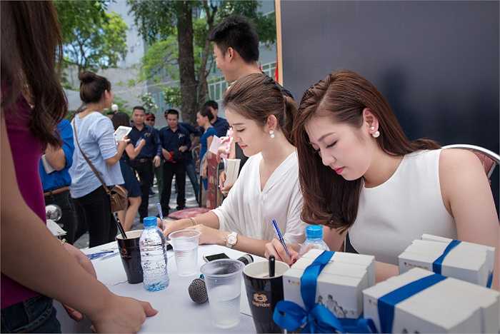 Trong phần trao tặng các người đẹp đã ký tặng hàng ngàn cuốn sách cho sinh viên trong tiết trời nóng nắng tại Hà Nội.