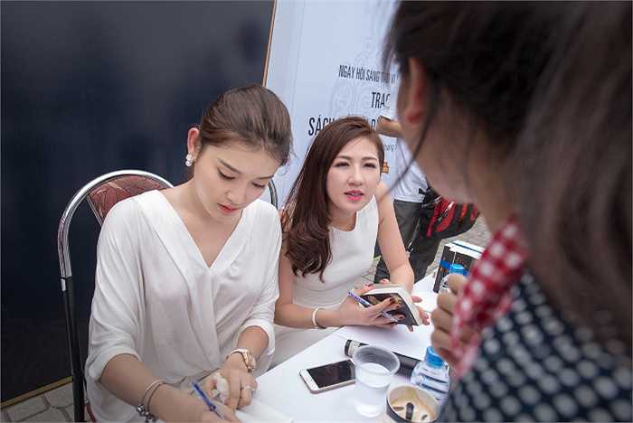 Á hậu Huyền My, Tú Anh nhiệt tình bên các bạn sinh viên.