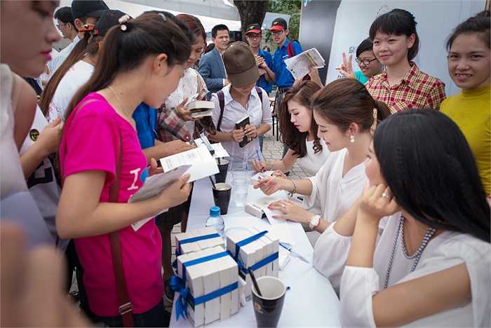 Đây là chương trình ý nghĩa của các người đẹp tới sinh viên trên địa bàn Hà Nội.