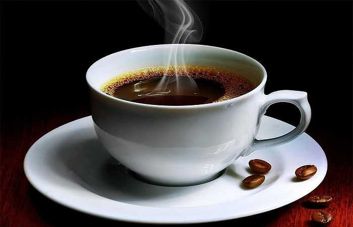 Cà phê: Cà phê không chỉ là loại thức uống giúp bạn tỉnh táo mà còn có tác dụng ít ai ngờ tới là tăng sức bền. Một nghiên cứu y học và khoa học trong thể thao được công bố gần đây cho thấy, những người uống 2,5 tách cà phê trong một vài giờ trước khi tập luyện thể dục có thể chạy nước rút lâu hơn 9% thời gian, so với người không uống bất kỳ ly cà phê nào.