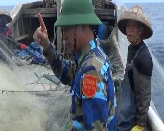 Áp tải 3 tàu cá Trung Quốc ra khỏi Vịnh Bắc Bộ