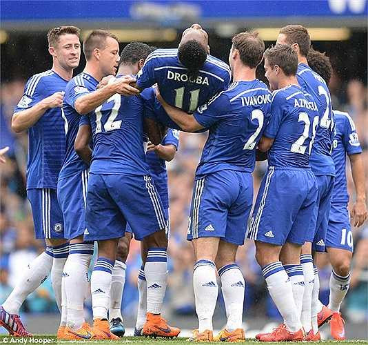  Trong trận này, Drogba chỉ thi đấu 30 phút rồi nhường chỗ cho Diego Costa. Tiền đạo người Bờ Biển Ngà đã được các đồng đội công kênh ra khỏi sân.