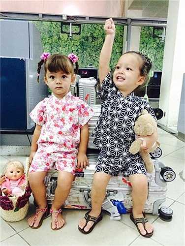 Hai bé kháu khỉnh.
