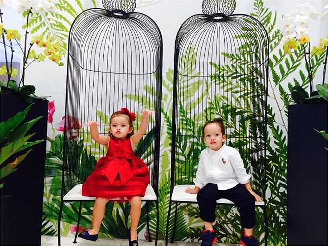 Và cực hiếu động mỗi khi cùng bố mẹ tham gia các sự kiện.