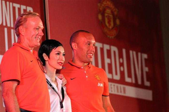 Siêu mẫu Xuân Lan bên cạnh Gary Bailey và Mikael Silvestre (ảnh: Hoàng Tùng)