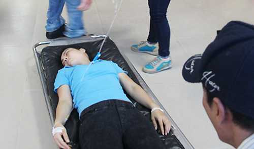 Hít phải khí lạ, hàng trăm người ngất xỉu