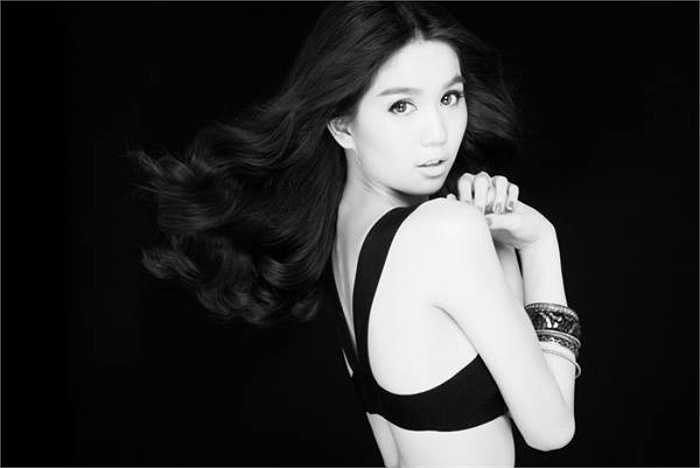 Ngay sau đêm hội chân dài 9, Ngọc Trinh khoe hình thể sexy trong trang phục bikini nóng bỏng.