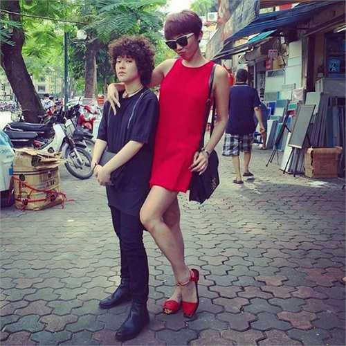 Tiên Tiên tạo dáng đáng yêu bên cạnh Tóc Tiên.