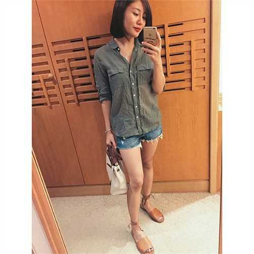 Văn Mai Hương nhí nhảnh với trang phục dạo phố.