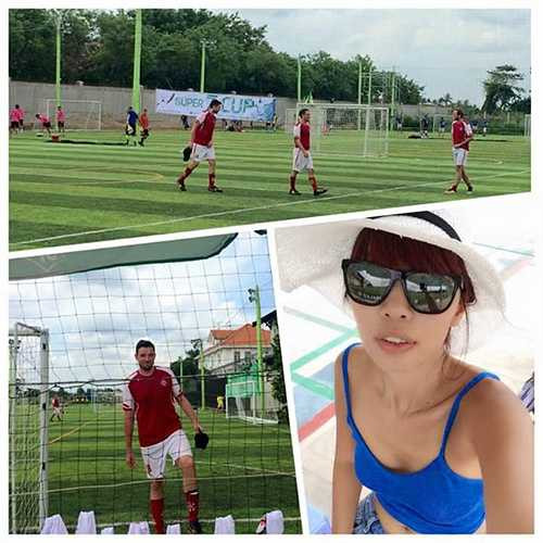 Hà Anh tình cảm xem hôn phu đá bóng.