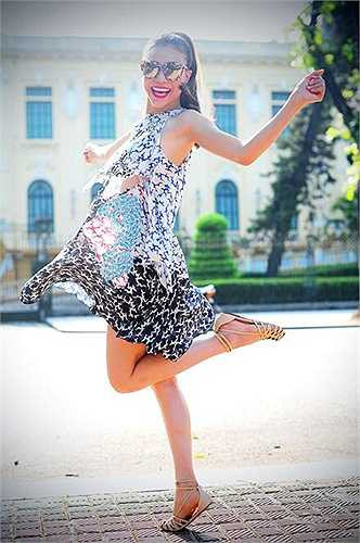 Trà Ngọc Hằng tung tẩy xuống phố.