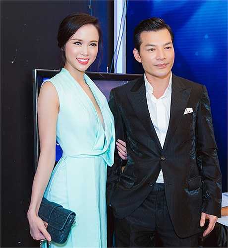 Người tình tin đồn Ngọc Anh quấn quýt bên Trần Bảo Sơn khi cả hai cùng xuất hiện tại một sự kiện.