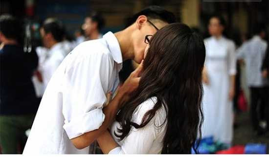 Lễ bế giảng tổng kết năm học của các trường THPT đều để lại niềm tiếc nhớ cho những học sinh cuối cấp sắp phải chia tay tuổi học trò.