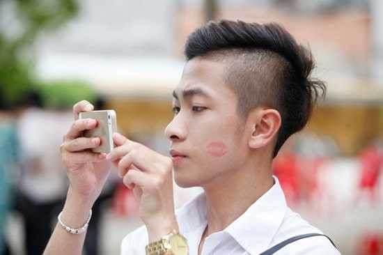 Học sinh THPT Đoàn Kết cũng chia tay tuổi học trò bằng vết son trên má (ảnh: Hồng Phú)