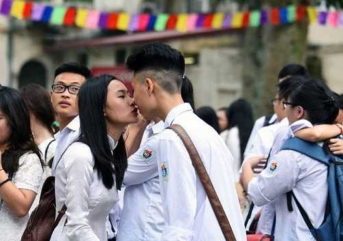 Cũng trong không khí của ngày bế giảng, các học sinh THPT Chu Văn An (Hà Nội)có những phút giây chia tay bạn bè đầy bịn rịn với đầy ắp những kỷ niệm thời học trò trong sáng và tinh nghịch. 