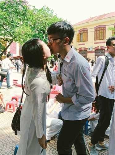 Nhiều cảm xúc dâng trào, bồi hồi xen lẫn xúc động. Không chỉ các bạn nam, nhiều nữ sinh cũng trao nhau những cái ôm thật chặt, hay nụ hôn.