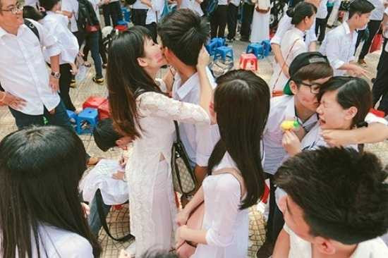 Các bạn trẻ không còn phân biệt nam nữ chia sẻ cảm xúc nghẹn ngào.